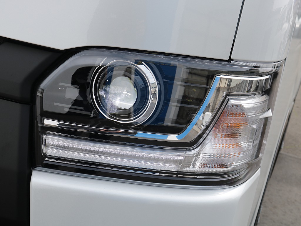 ：Bi-beam LEDヘッドランプ ロービーム・ハイビーム一体型の高輝度LED 夜間走行時の視認性・対向車などからの被視認性もアップ