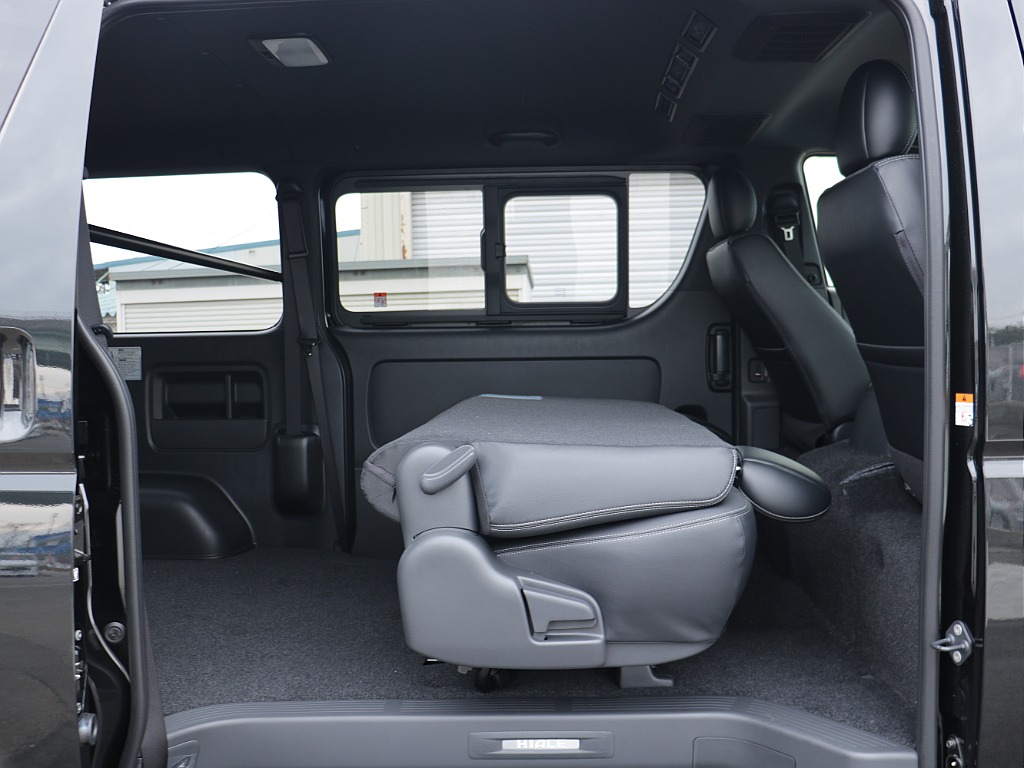 セカンドシートを折りたためば、このようにフラットな空間も作れてベットの使用空間が広がります♪