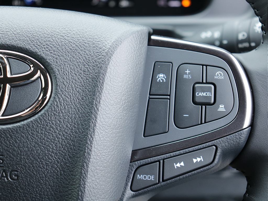 ステアリングに追従式クルーズコントロールなども装備されるようになりました！！