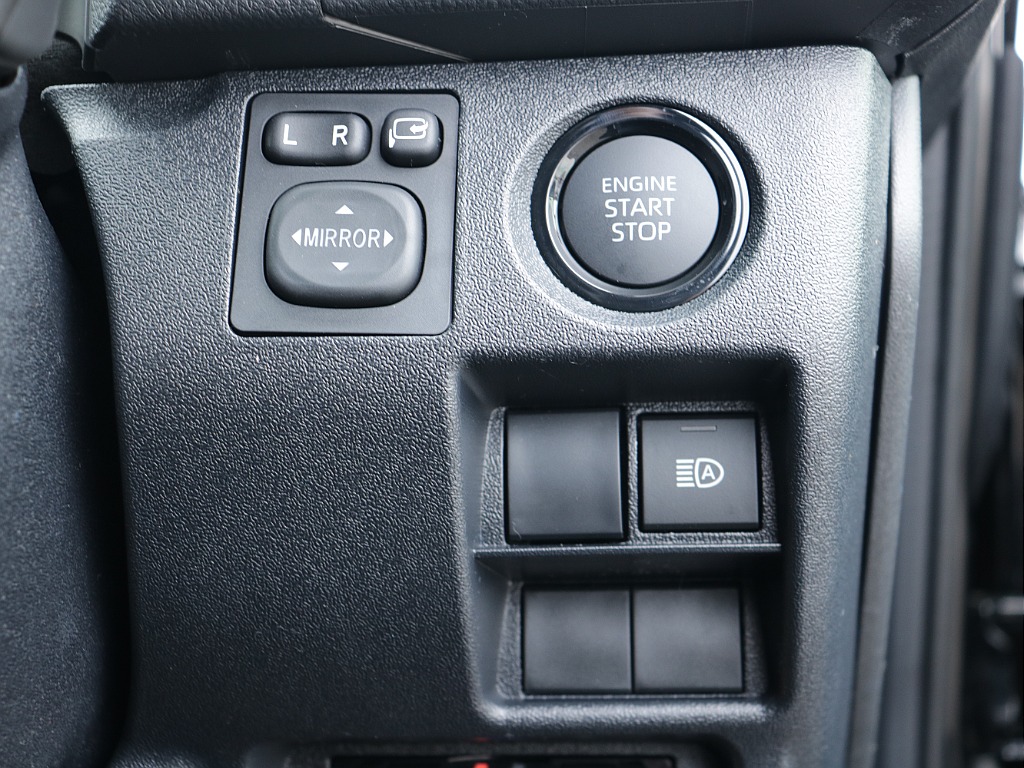 プッシュスタートなど運転する際役立つ装備も充実しております♪