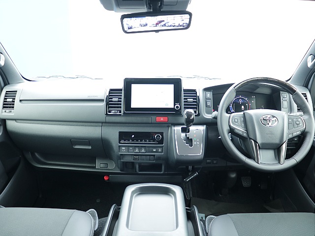 運転席周りは9型で大きく変わりナビやステアリングなど変わりました！！