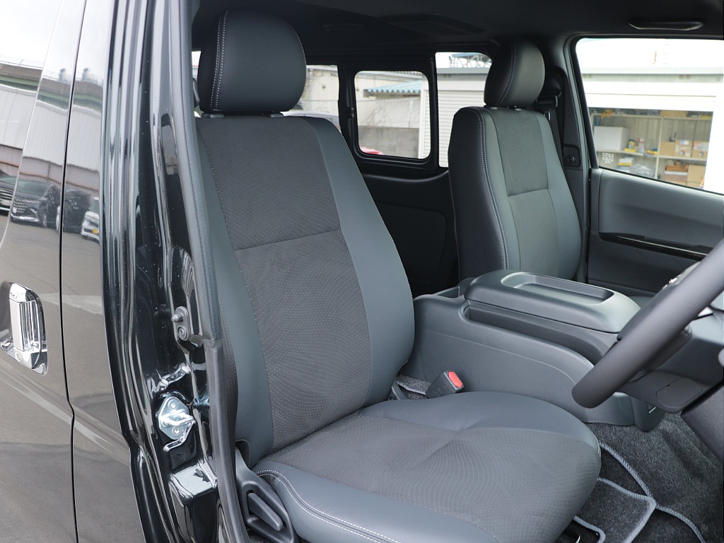 シートはダークプライムⅡ専用のハーフレザーシートになって座り心地もグッドです♪