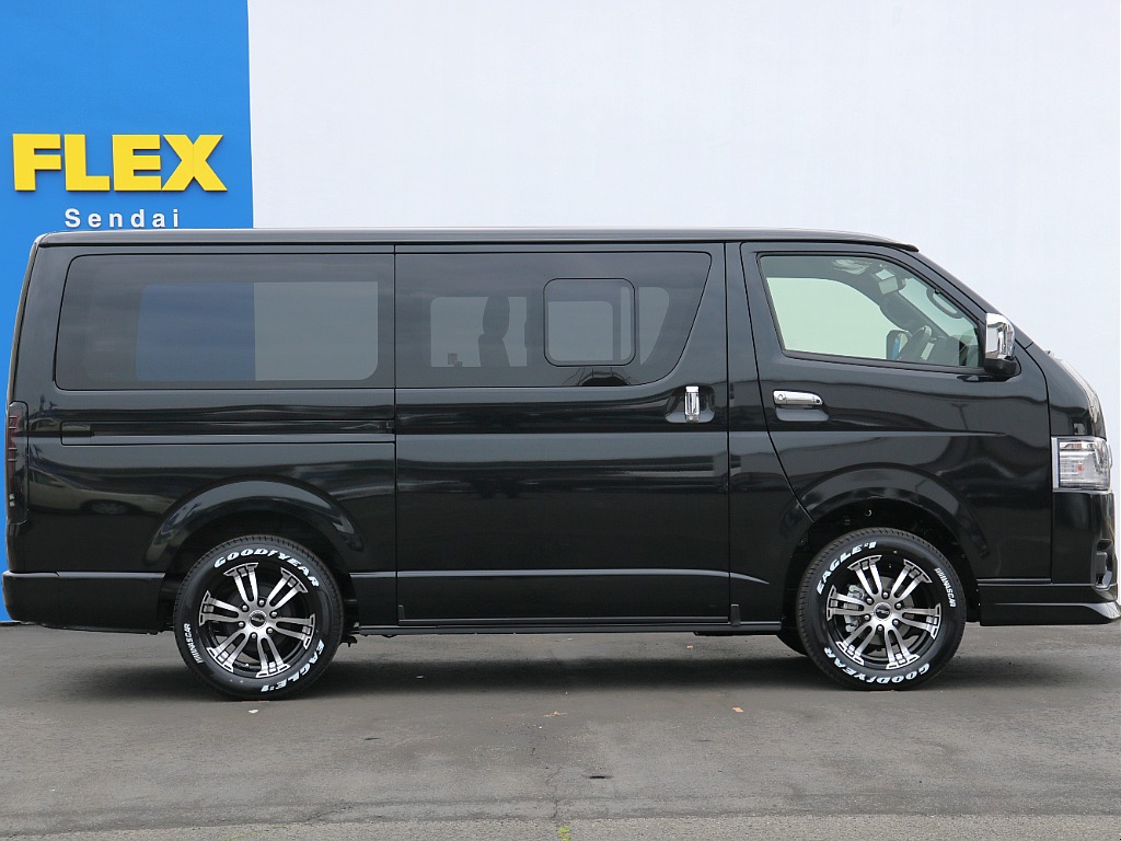 両側小窓付きで開閉は3段階のロックが掛かるようになっております！！