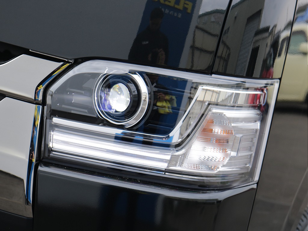 Bi-beam LEDヘッドランプ ロービーム・ハイビーム一体型の高輝度LED 夜間走行時の視認性・対向車などからの被視認性もアップ