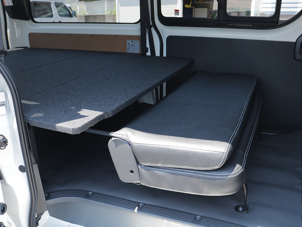 シートを折りたためばより大きな荷室空間を作り出せます！