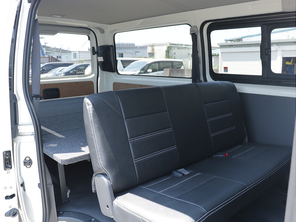 セカンドシートもオリジナルシートカバー装着！車内全体の統一感がカッコよさを引き立てます！