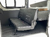 ２列目は３人掛けベンチシートタイプ！