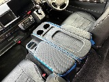クラフトプラス製コンソールボックスが装備されております！