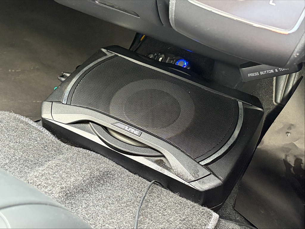 アルパイン製サブウーファーも完備！