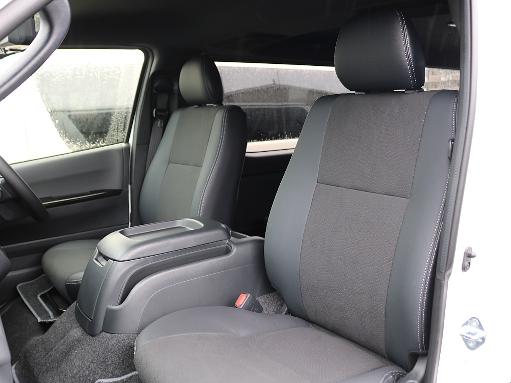 9型から運転席、助手席にシートヒーターが標準装備！寒い時期に嬉しいですね♪