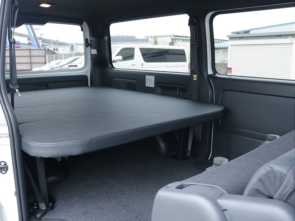 セカンドシートを折りたためば、このようにフラットな空間も作れてベットの使用空間が広がります♪
