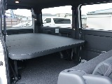 セカンドシートを折りたためば、このようにフラットな空間も作れてベットの使用空間が広がります♪