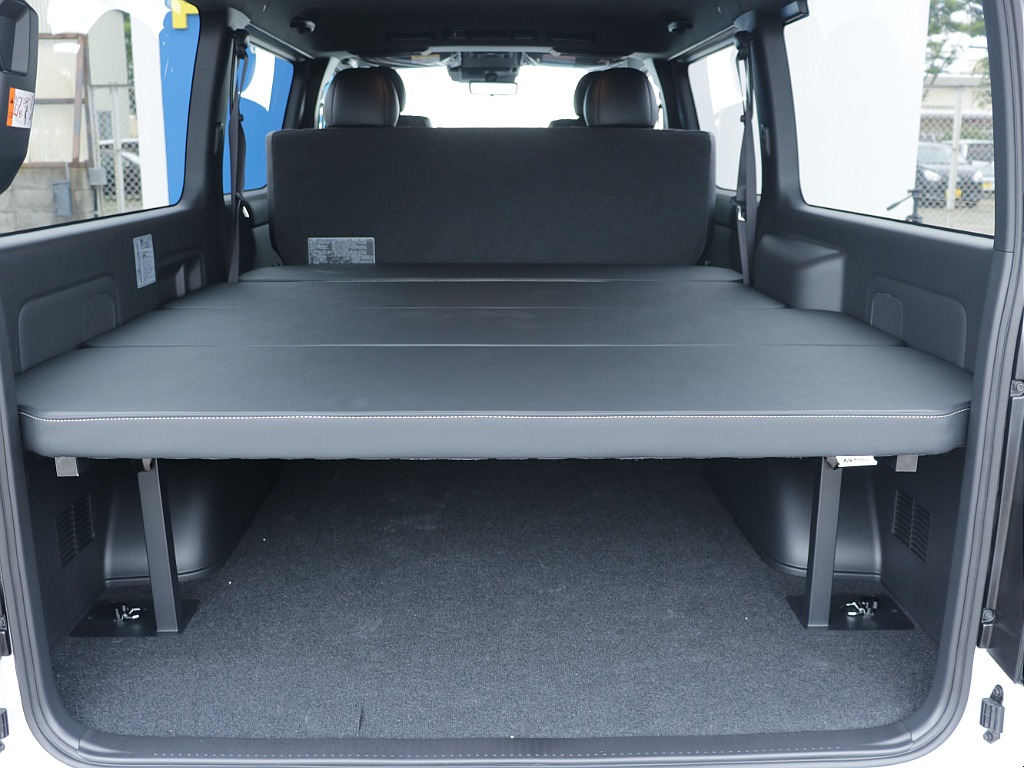 オリジナルベットキットタイプ２ベットキット搭載しておりますので車中泊も楽々できちゃいます♪