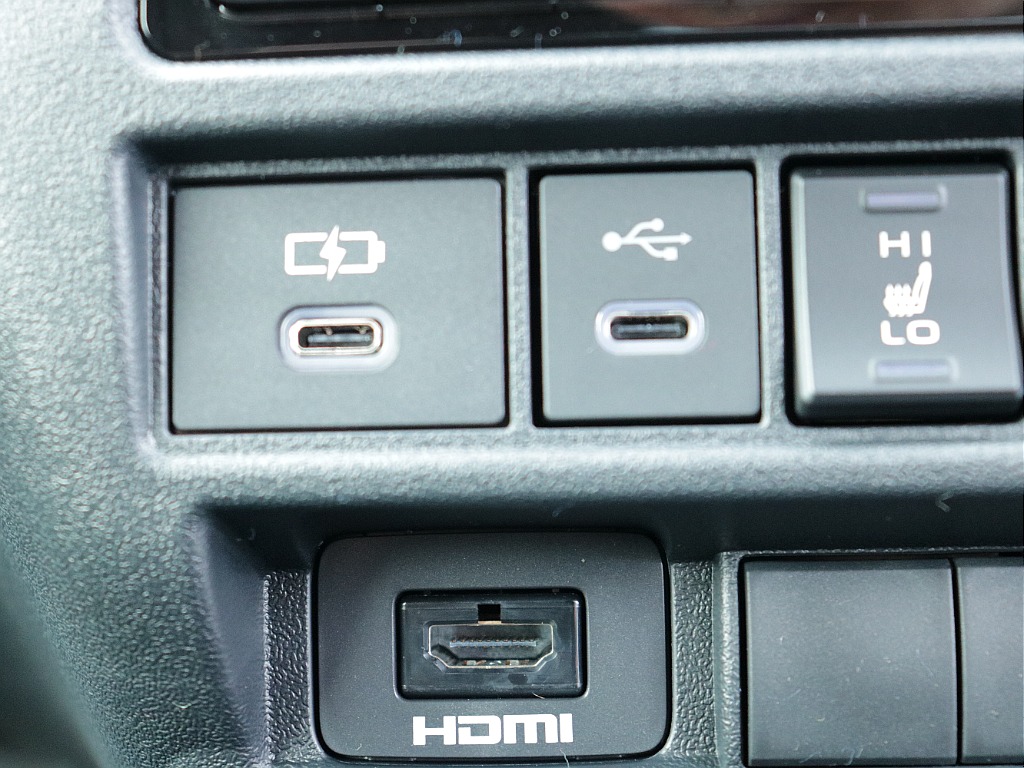 HDMI＆USBポートも搭載！！携帯との接続も可能?