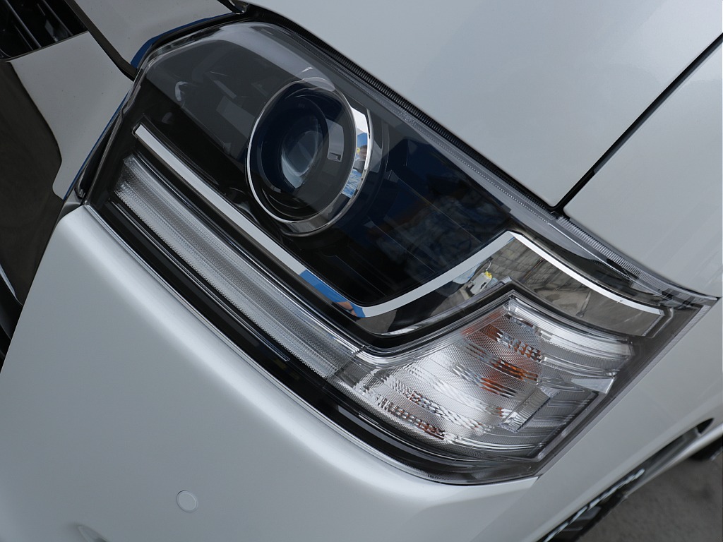 Bi-beam LEDヘッドランプ ロービーム・ハイビーム一体型の高輝度LED 夜間走行時の視認性・対向車などからの被視認性もアップ