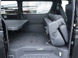 セカンドシートを折りたためば、より大きな荷室空間を作り出せます♪