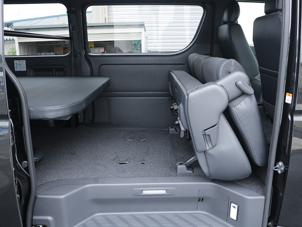 シートを折りたためばより大きな荷室空間を作り出せちゃいます♪