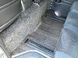 ２列目シートにはスライドレールを搭載！