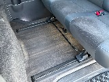 ２列目シートにはスライドレールを搭載！