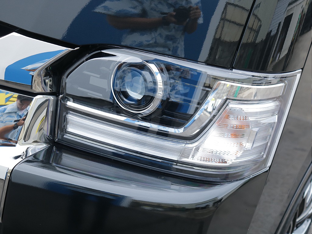 Bi-beam LEDヘッドランプ ロービーム・ハイビーム一体型の高輝度LED 夜間走行時の視認性・対向車などからの被視認性もアップ
