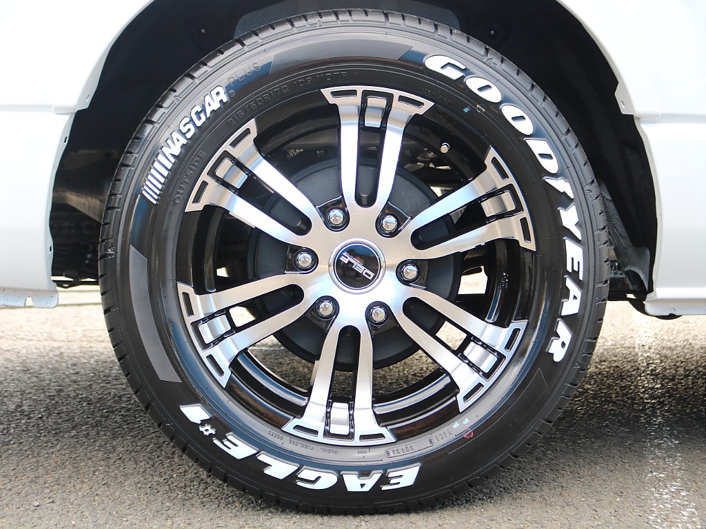 足元はDelf02 17インチAWにナスカータイヤを装着済み♪