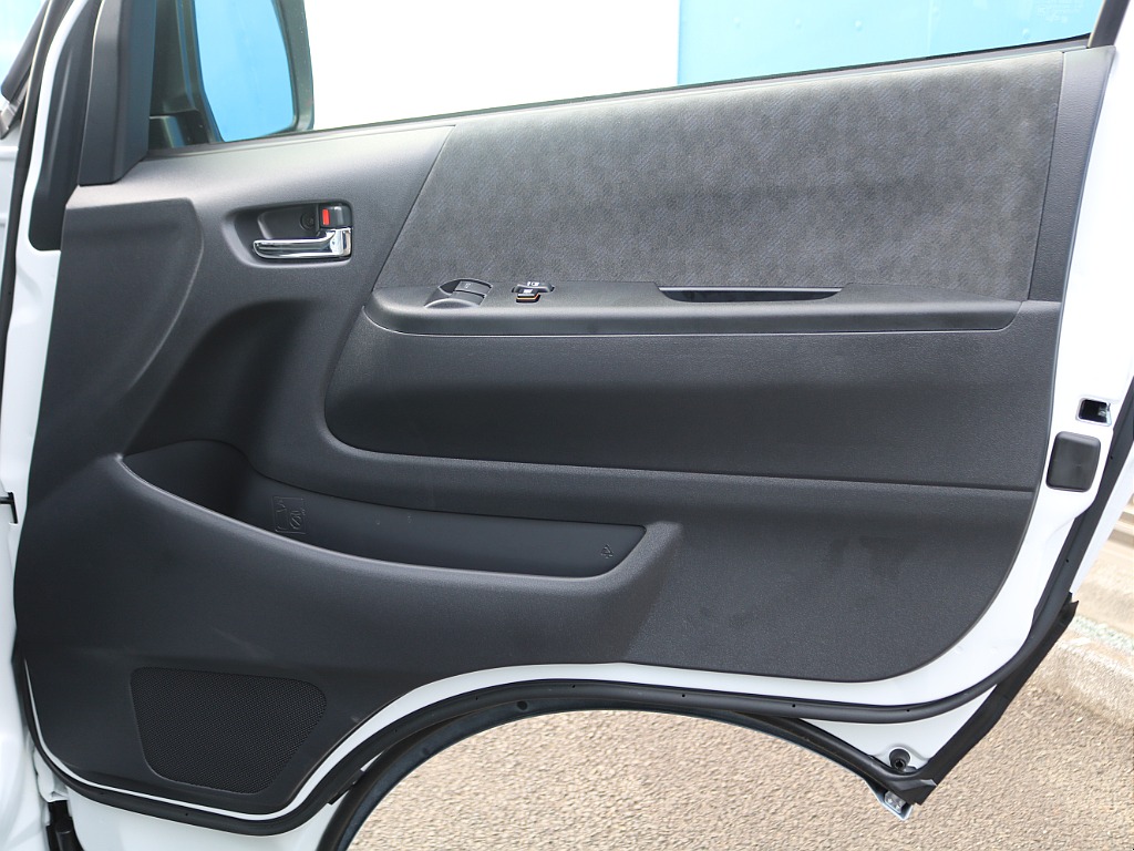 ＦＬＥＸグループは「すべての人に愛車を」をコンセプトに車種別に全国展開中！愛車と一緒に、ライフスタイルを充実させてもらいたいという思いで、ランクル仙台泉店では皆様のご要望になんでもお応えします♪