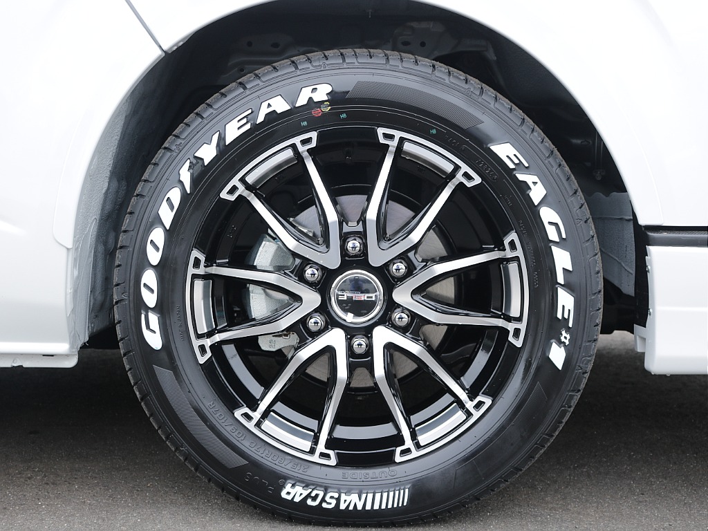 デルフ06・１７インチアルミホイールにナスカータイヤ装着しております！