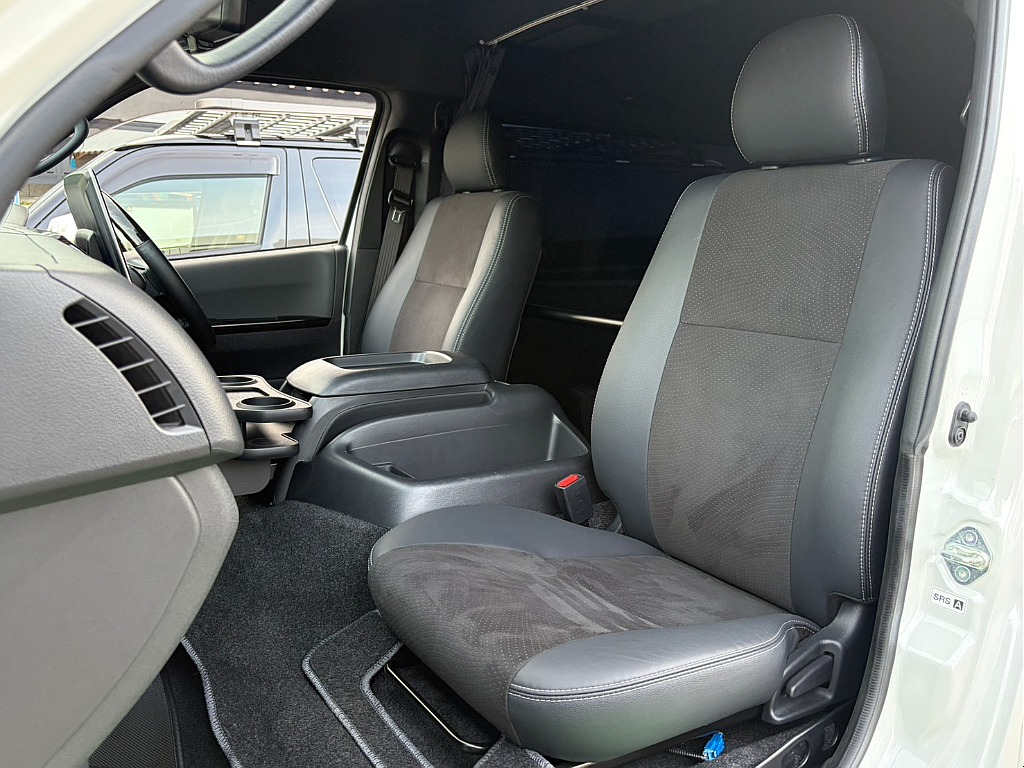 特別仕様車専用ハーフレザーシート！