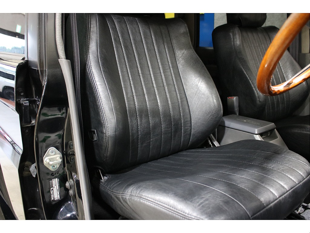 合成皮革素材のシートは、経年変化と共に座り心地を向上させます。