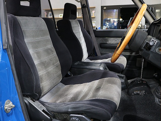 運転席シートは使用感が特に出る部分。こちらも使用感の少ない良コンディション。