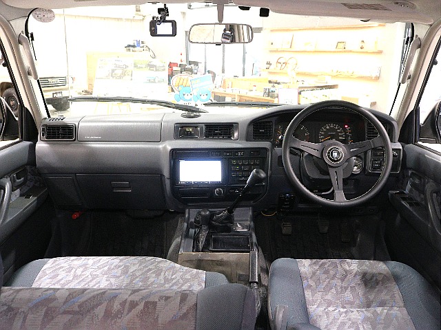 運転席周りを後部座席から見ているような視点になればと撮影に注力いたしました。お客様が実物を見ているような感覚になれば幸いです。