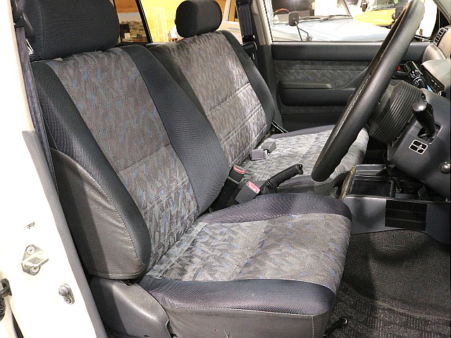 運転席シートは使用感が特に出る部分。こちらも使用感の少ない良コンディション。