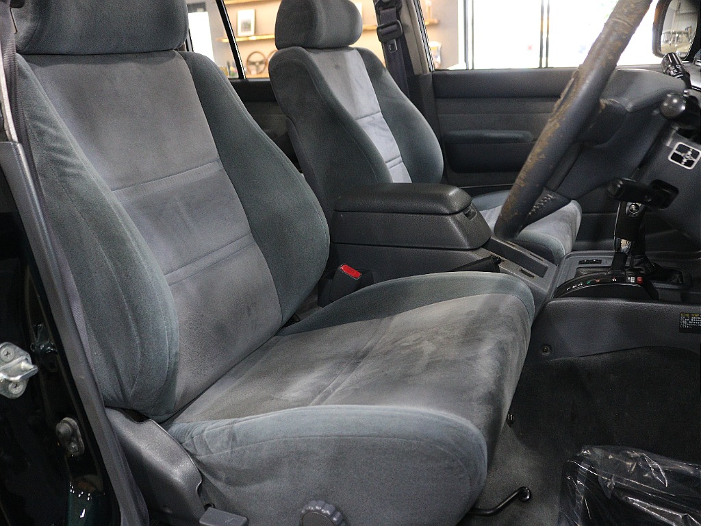 運転席シートは使用感が特に出る部分。こちらも使用感の少ない良コンディション。