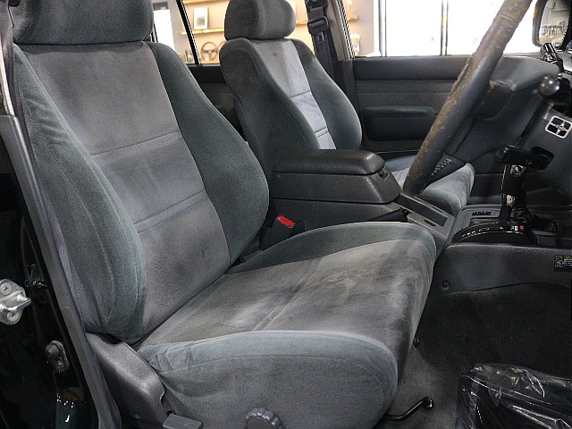 運転席シートは使用感が特に出る部分。こちらも使用感の少ない良コンディション。
