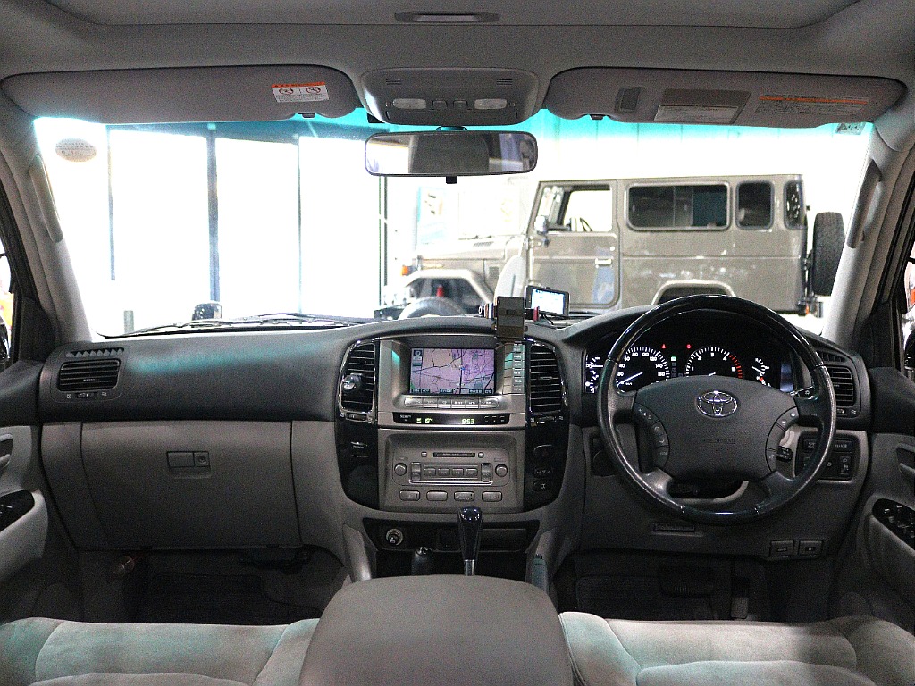 運転席周りを後部座席から見ているような視点になればと撮影に注力いたしました。お客様が実物を見ているような感覚になれば幸いです。