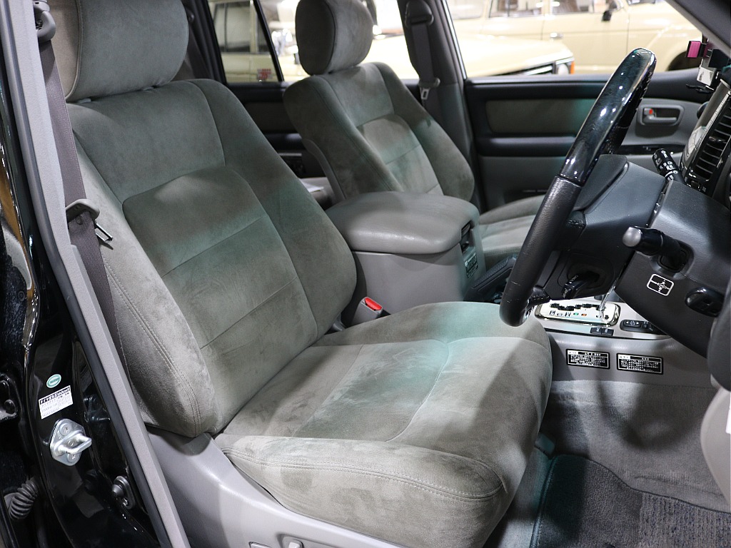 運転席シートは使用感が特に出る部分。こちらも使用感の少ない良コンディション。