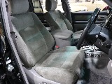 運転席シートは使用感が特に出る部分。こちらも使用感の少ない良コンディション。