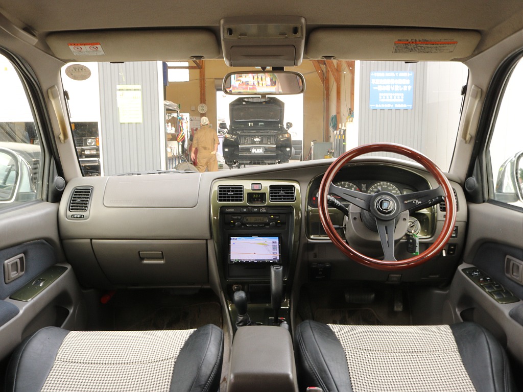 運転席周りを後部座席から見ているような視点になればと撮影に注力いたしました。お客様が実物を見ているような感覚になれば幸いです。