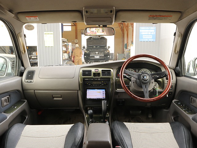 運転席周りを後部座席から見ているような視点になればと撮影に注力いたしました。お客様が実物を見ているような感覚になれば幸いです。