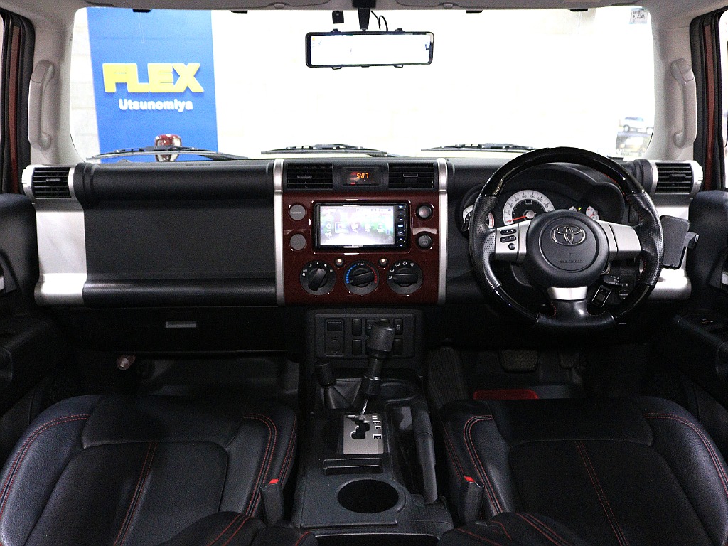 運転席周りを後部座席から見ているような視点になればと撮影に注力いたしました。お客様が実物を見ているような感覚になれば幸いです。
