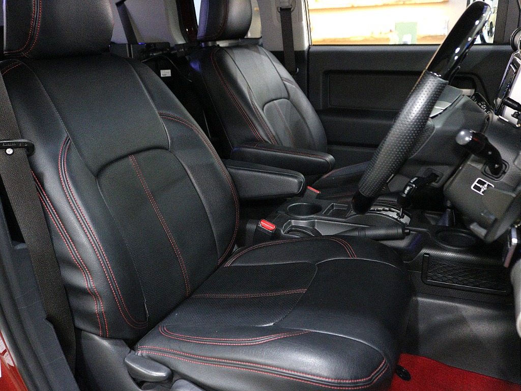 運転席シートは使用感が特に出る部分。こちらも使用感の少ない良コンディション。