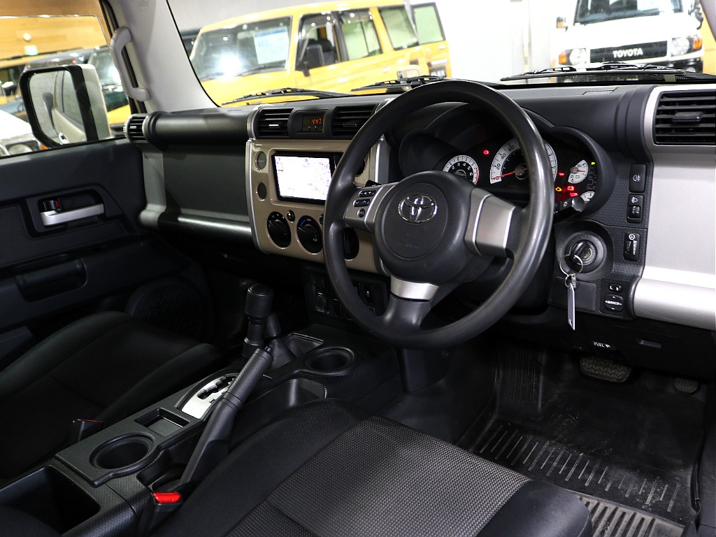 運転席に乗り込んだ際の視点になるよう撮影いたしました。