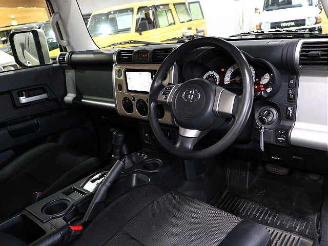運転席に乗り込んだ際の視点になるよう撮影いたしました。