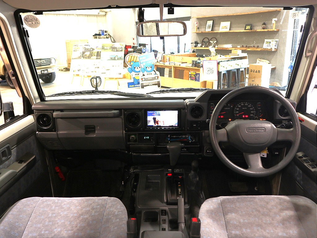 運転席周りを後部座席から見ているような視点になればと撮影に注力いたしました。お客様が実物を見ているような感覚になれば幸いです。