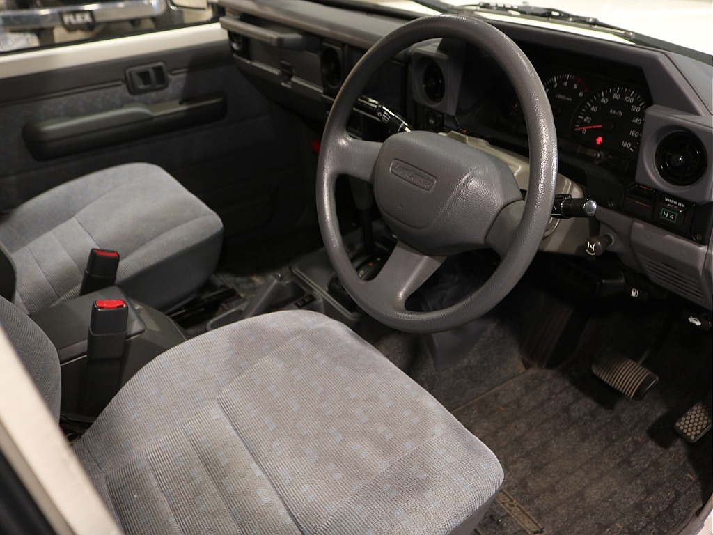 運転席に乗り込む視点に近いよう撮影に注力。