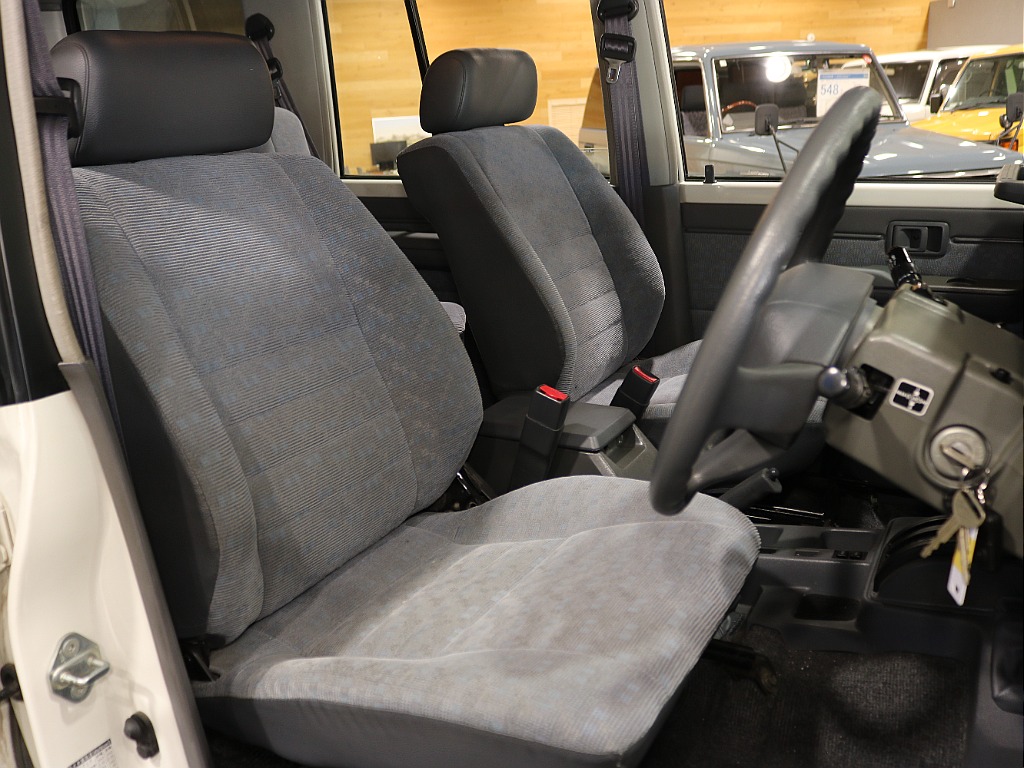 運転席シートは使用感が特に出る部分。こちらも使用感の少ない良コンディション。