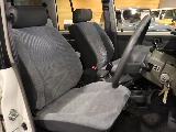 運転席シートは使用感が特に出る部分。こちらも使用感の少ない良コンディション。