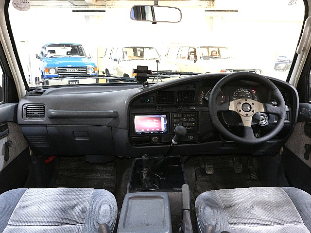 運転席周りを後部座席から見ているような視点になればと撮影に注力いたしました。お客様が実物を見ているような感覚になれば幸いです。