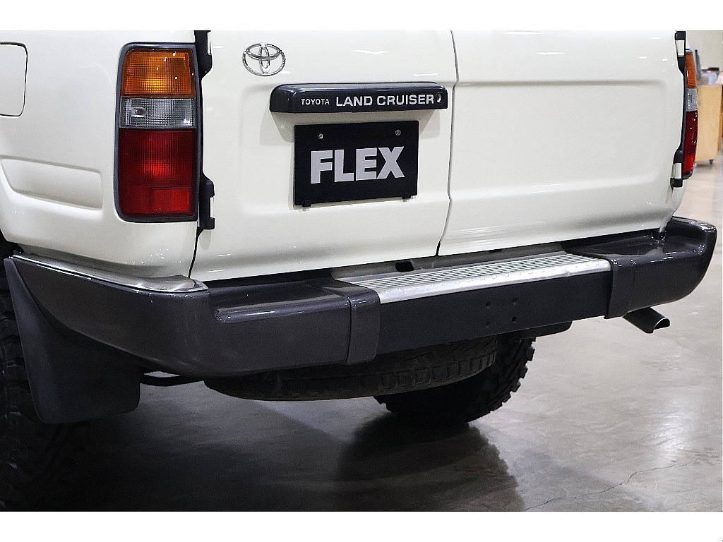 純正グレーリアバンパーは白でも黒でも無く完璧な立ち位置。この車の全てのパーツ・配色にこだわり有り。