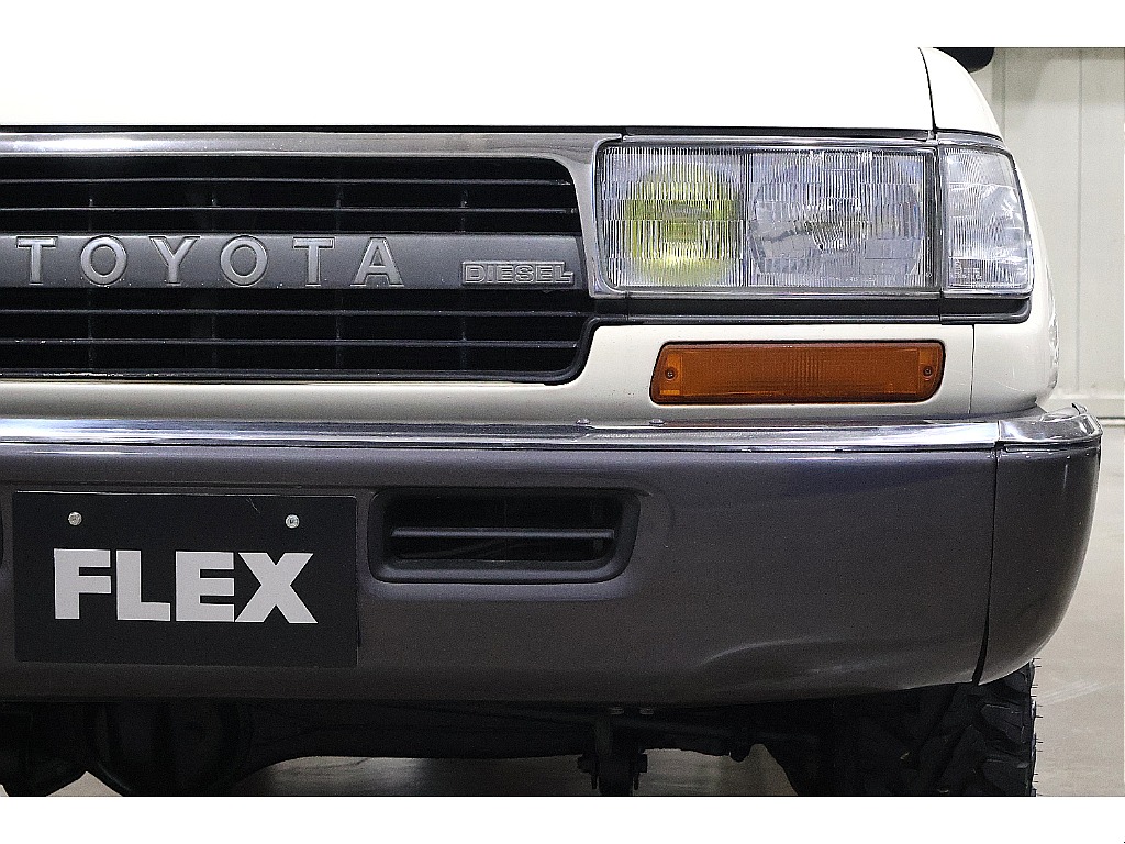 リアバンパー同様で引き締まった印象の純正バンパー